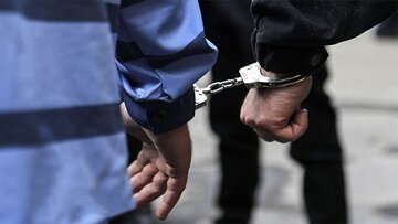 دستبند پلیس بر دست جاعل ۲۰ میلیارد ریالی